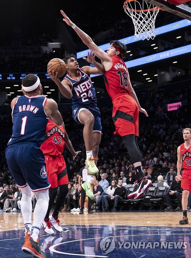 캠 토머스를 저지하는 와타나베 유타 [AFP=연합뉴스]