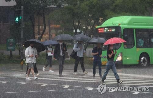 쏟아붓는 장맛비     (서울=연합뉴스) 김인철 기자 = 장맛비가 내리는 23일 오후 서울 서대문구 미근동의 한 횡단보도에서 퇴근길 시민들이 발걸음을 재촉하고 있다. 2022.6.23
    yatoya@yna.co.kr