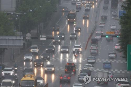 세차게 내리는 장맛비     (수원=연합뉴스) 홍기원 기자 = 장맛비가 내린 23일 오후 경기도 수원시 팔달구 경수대로에서 차량이 서행하고 있다. 2022.6.23
    xanadu@yna.co.kr