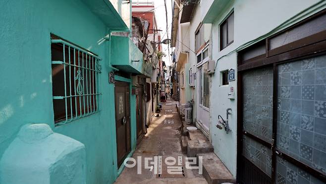 소막마을로 불리는 부산 우암동의 좁은 골목길. 일제 시대 소막사가 있을 당시 소들이 지나다녔던 길이 지금은 이곳 주민들이 다니는 골목길로 변신했다.