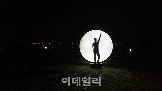 ‘부산의 라라랜드’로 불리는 도시숲 공원의 달빛 조형물