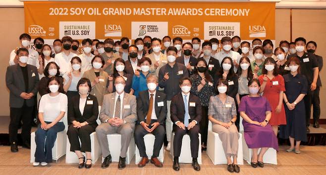 ▲미국대두협회가 지난 23일 서울 중구 웨스틴조선서울에서 개최한 ‘2022 소이오일 그랜드 마스터 어워즈’에서 이형석(앞줄 가운데) 미국대두협회 대표와 마크 드리스(앞줄 왼쪽 세번째) 주한미국대사관 농무참사관 등 주요 관계자들이 대두유 최고 전문가 ‘소이오일 그랜드 마스터’ 등 어드밴스드 프로그램 수료자들과 기념촬영을 하고 있다.(사진=미국대두협회)