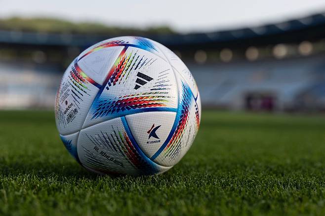 2022시즌 5월부터 K리그에서 사용되고 있는 카타르월드컵 공인구 '알 릴라' 사진=한국프로축구연맹 제공