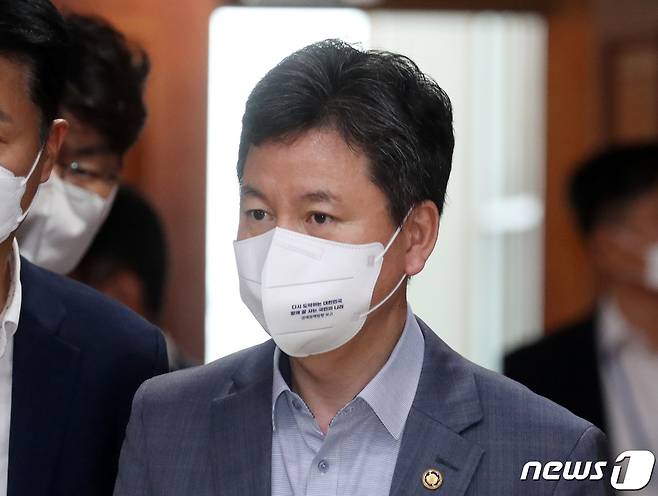 한창섭 행정안전부 차관이 23일 서울 종로구 세종대로 정부서울청사에서 열린 제2차 비상경제장관회의에 참석하고 있다. 2022.6.23/뉴스1 © News1 김명섭 기자