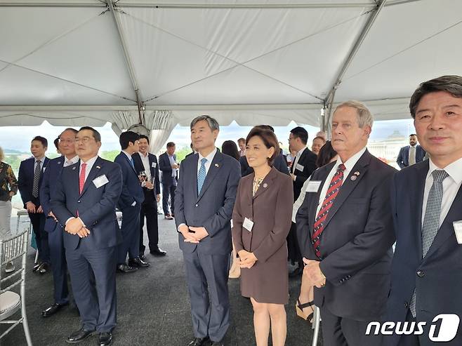 한국무역협회가 23일(현지시간) 워싱턴DC에서 미 정부 및 의회, 싱크탱크, 대사관, 기업인간 네트워킹 리셉션을 개최하고 있다. 사진은 왼쪽부터 구자열 무역협회장, 조태용 주미대사, 영김 및 조 윌슨 공화당 하원의원. © 뉴스1