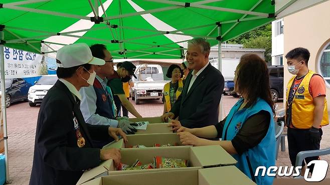 금산군재향군인회 회원들이 6.25참전용사 가정에 전달할 위문품을 포장하고 있다.(금산군 제공) © 뉴스1