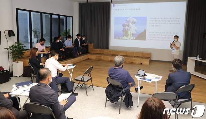 제39대 제주도지사직 인수위원회 '다함께 미래로 준비위원회'(위원장 송석언)는 24일 오후 2시 제주웰컴센터에서 20개 상장기업 육성‧유치를 주제로 여섯 번째 미래로 도민공감 정책 아카데미를 개최했다.(다함께 미래로 준비위원회 제공) © 뉴스1