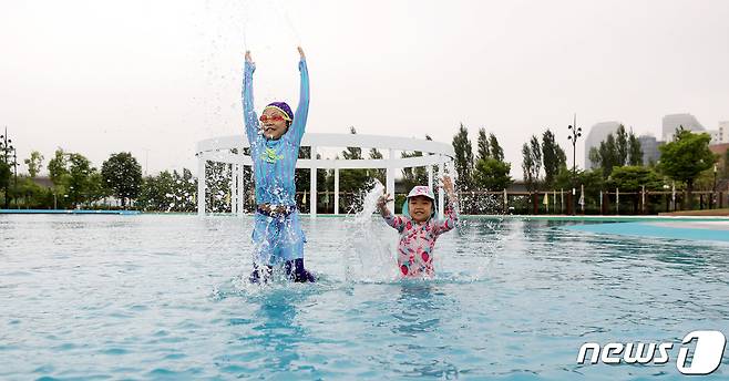 24일 오후 신종 코로나 바이러스 감염증(코로나19) 확산 이후 3년 만에 개장한 서울 여의도 한강공원 수영장에서 어린이들이 즐거운 시간을 보내고 있다. 올해는 뚝섬, 광나루, 여의도, 잠원 수영장과 양화, 난지 물놀이장이 문을 열고 시민을 맞이한다. 망원 수영장은 성산대교 북단 성능개선공사로, 잠실 수영장은 잠실 자연형 물놀이장 조성공사로 인해 올해 운영하지 않는다. 2022.6.24/뉴스1 © News1 박지혜 기자