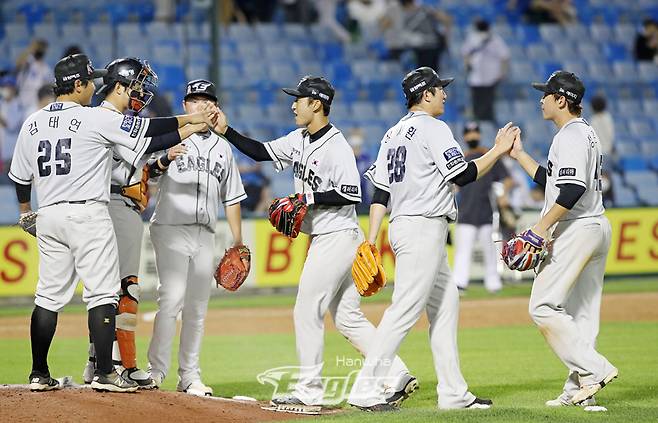 한화 이글스 선수들이 24일 열린 KBO리그 대전 삼성 라이온즈전에서 3-0으로 승리한 후 기뻐하고 있다.(한화 이글스 제공) © 뉴스1