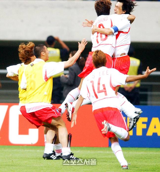 2002 한일월드컵 당시 스페인과 8강전 승부차기에서 마지막 키커로 성공시키며 4강행을 자축하는 홍명보와 태극전사들. 스포츠서울DB