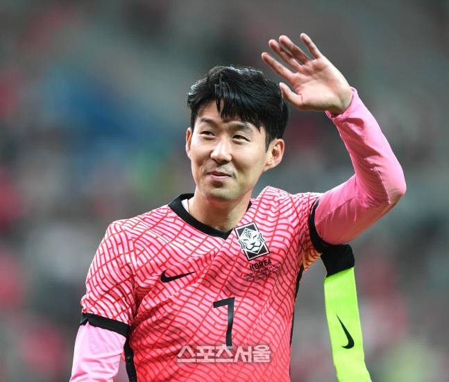 축구국가대표팀 손흥민이 14일 서울월드컵경기장에서 열린 이집트와 친선경기 후 관중에 인사를 하고 있다. 2022. 6. 14.상암 | 최승섭기자 thunder@sportsseoul.com