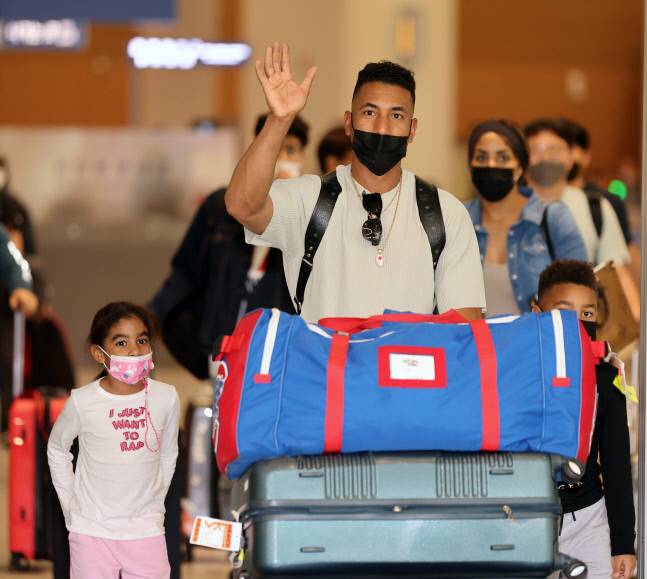 LG 새 외국인야수 로벨 가르시아가 24일 인천공항에 입국해 인사하고 있다. 제공 | LG 트윈스