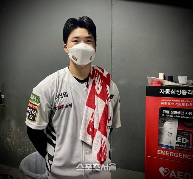 KT 내야수 장준원이 수원 LG전에서 생애 첫 연타석 홈런으로 활약한 후 취재진과 인터뷰하고 있다. 수원 | 윤세호기자 bng7@sportsseoul.com