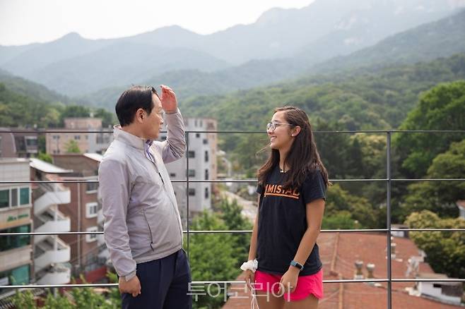 서울관광재단 길기연 대표이사(좌측)가 미국인 신디 레이(우측)과 서울 도심 등산관광센터에 대해서 대화를 나구고 있다.