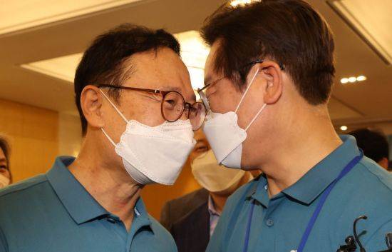 이재명 더불어민주당 의원과 홍영표 의원이 24일 오전 충남 예산군 덕산리솜리조트에서 열린 '새롭게 도약하는 민주당의 진로 모색을 위한 국회의원 워크숍'을 마친 뒤 얼굴을 맞대고 대화를 나누고 있다. /연합뉴스