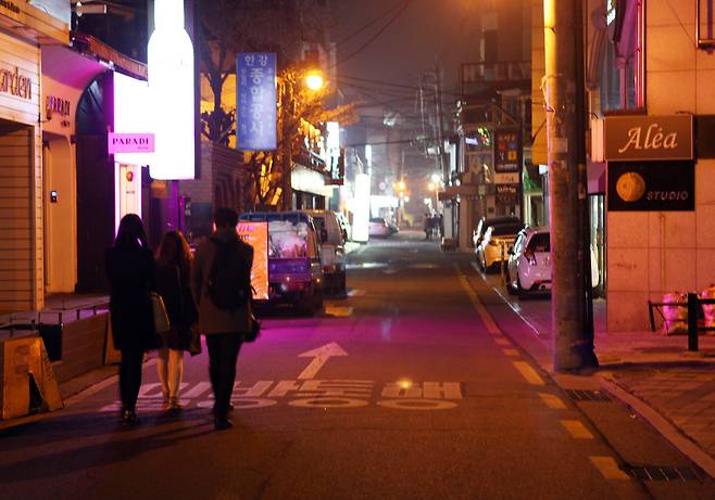 2013년 2월 28일 자정이 조금 넘은 시각, 서울 압구정 로데오 거리가 한산하다. /조선일보DB
