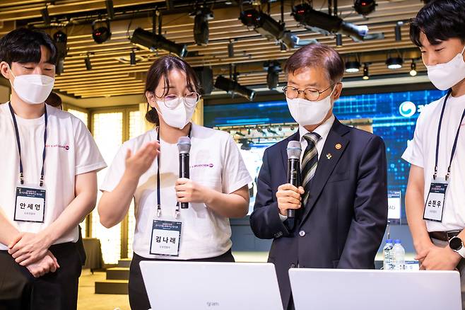 이정식 고용노동부 장관(오른쪽 두번째)에게 프로젝트 설명하는 대상 수상팀. /KT 제공