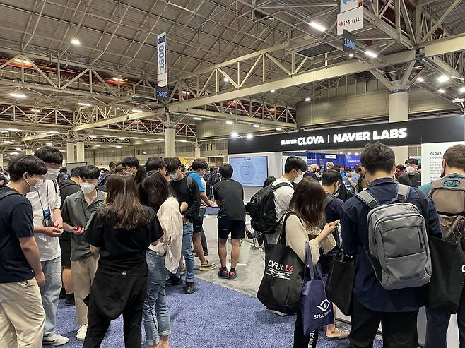 CVPR 학회장 내 네이버 부스에 참가자들이 모여 있는 모습. /네이버