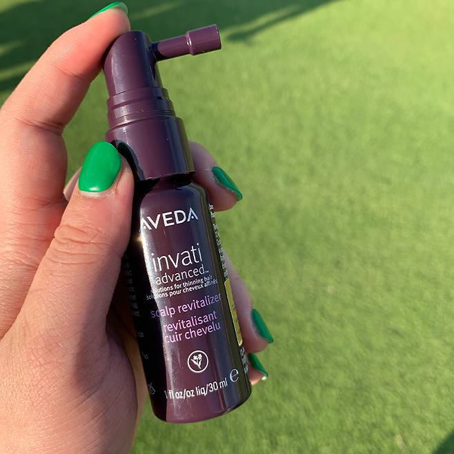 단 5분만 서 있어도 두피가 화끈화끈 달아오르는 땡볕에 ‘구세주’로 활약한 아이템. 라운딩 후 가장 자극을 많이 받았을 정수리쪽 두피에 집중적으로 뿌려 열감을 순식간에 낮춰줬다. 에디터가 사용한 제품은 30ml 미니 용량으로, 디스커버리 세트에 포함된 제품.