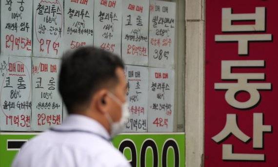 [서울=뉴시스] 김금보 기자 = 24일 오전 서울 용산구 아파트 밀집 지역의 공인중개사 사무소에 매물 정보가 붙어있다. 한국부동산원에 따르면 이번 주 서울 아파트 매매수급지수가 지난주 88.8보다 0.7p(포인트) 하락했다. 금리인상과 집값 하락 등 부동산 시장 악재가 겹치면서 서울에 아파트를 사려는 사람이 7주째 감소한 수치다. 2022.6.24. kgb@newsis.com <저작권자ⓒ 공감언론 뉴시스통신사. 무단전재-재배포 금지.> /사진=뉴시스화상