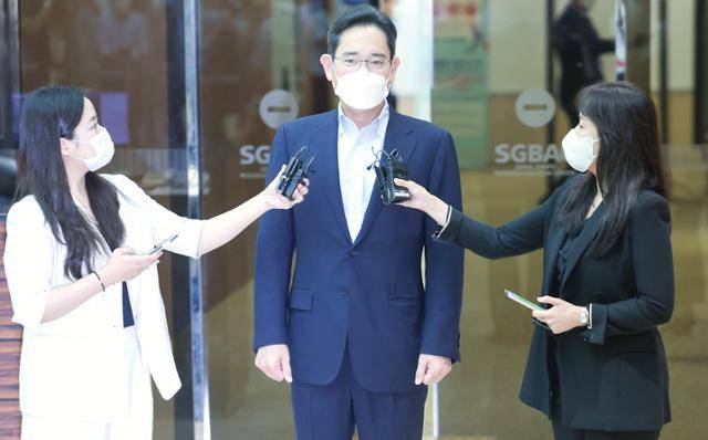 유럽 출장길을 마친 이재용 삼성전자 부회장이 18일 서울 강서구 서울김포비즈니스항공센터(SGBAC)를 통해 귀국한 후 취재진 질문에 답하고 있다. 연합뉴스