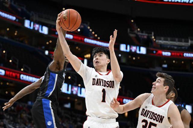 데이비슨대 이현중(가운데)이 24일 NBA 드래프트에서 끝내 호명되지 못했다. 하승진 이후 18년 만의 한국인 NBA리거를 꿈꿨던 이현중의 도전은 잠시 뒤로 미뤄졌다. 사진은 3월 13일 미국 워싱턴 D.C. 캐피털 원 아레나에서 열린 미국대학농구 경기에서 이현중이 리바운드를 잡고 있는 모습. AFP 연합뉴스
