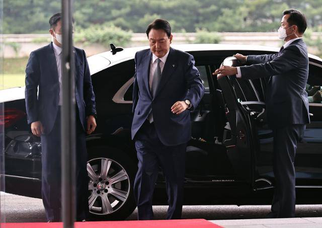 윤석열 대통령이 24일 오전 용산 대통령실 청사로 출근하고 있다. 서재훈 기자