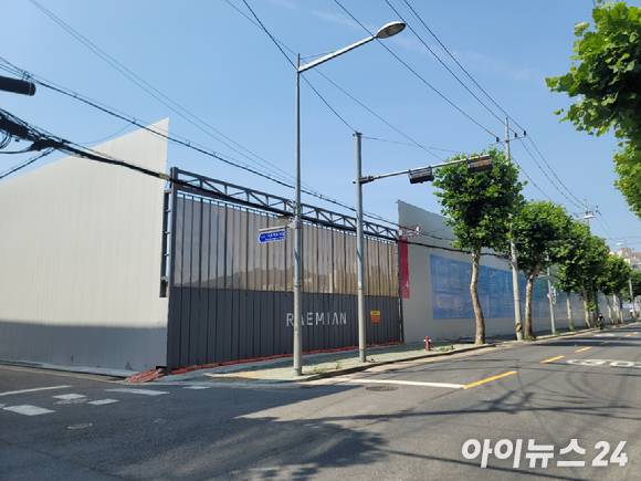 서초구 방배동 일원 방배6구역 재건축(래미안 원페를라) 현장 전경. [사진=김서온 기자]