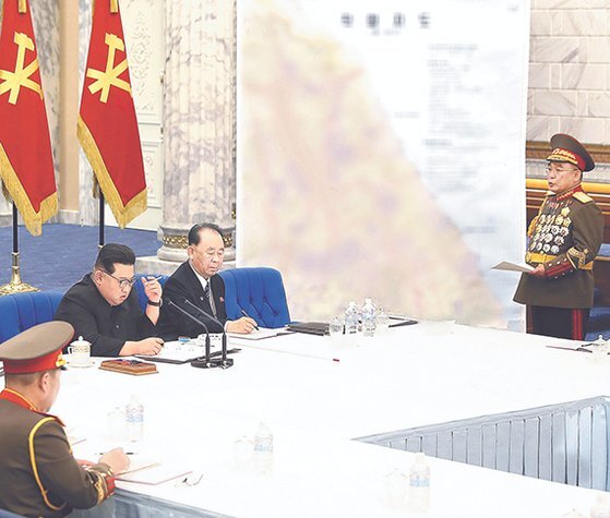 김정은 북한 국무위원장이 지난 22일 노동당 중앙군사위원회 확대회의를 주재하고 있다. 김 위원장은 이날 최전방부대의 작전 능력을 높이라고 지시했다. [조선중앙통신=연합뉴스]