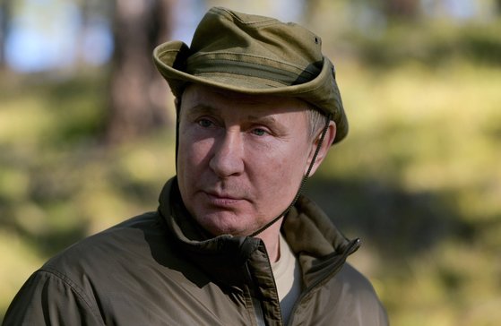 러시아 블라디미르 푸틴 러시아 대통령이 지난해 9월 러시아의 한 숲에서 휴가를 즐기고 있는 모습. [AP=연합뉴스]
