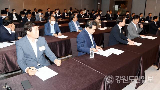 ▲ 제11대 강원도의원 국민의힘 당선인 총회가 23일 춘천 스카이컨벤션에서 김진태 강원도지사 당선인, 유상범 국민의힘 강원도당위원장,  도의원 당선인 등이 참석한 가운데 열렸다.  김정호