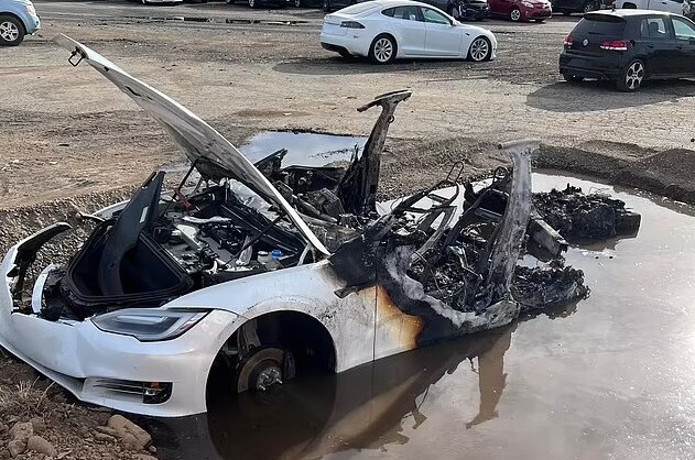 미국 캘리포니아주의 한 폐차장에 방치돼 있던 테슬라 차량에서 화재가 발생했다. /사진=새크라멘토 메트로폴리탄 소방국