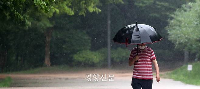 전국 곳곳에 장맛비가 내리기 시작한 지난 23일 시민들이 우산을 쓴 채 서울 성동구 서울숲을 걸어가고 있다. / 권도현 기자