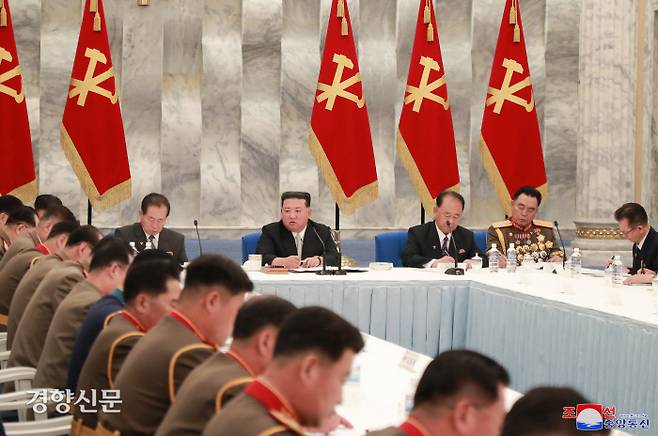 북한이 사흘간 당 중앙군사위원회 확대회의를 열어 주요 국방정책을 논의했으나 7차 핵실험에 대한 언급은 나오지 않았다. 조선중앙통신·연합뉴스