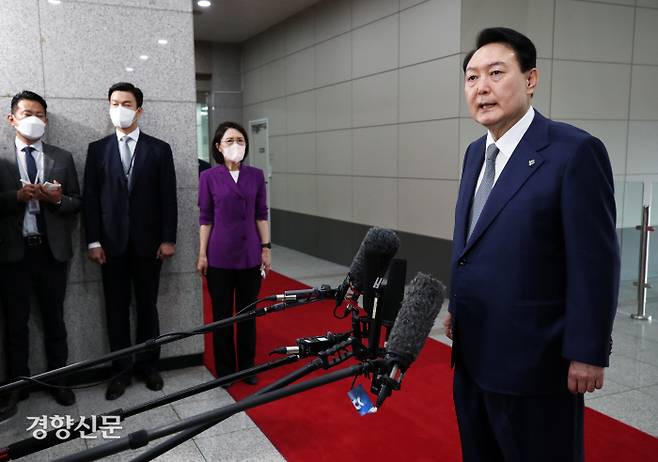 윤석열 대통령이 24일 오전 용산 대통령실 청사에서 열린 출근길 도어스테핑에서 취재진의 질문에 답하고 있다. 대통령실사진기자단