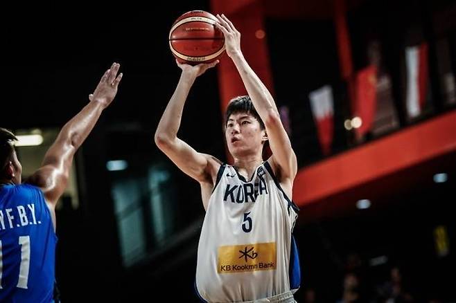 청소년 대표 시절 필리핀 상대로 슛을 시도하는 이현중.&nbsp; 국제농구연맹(FIBA) 홈페이지