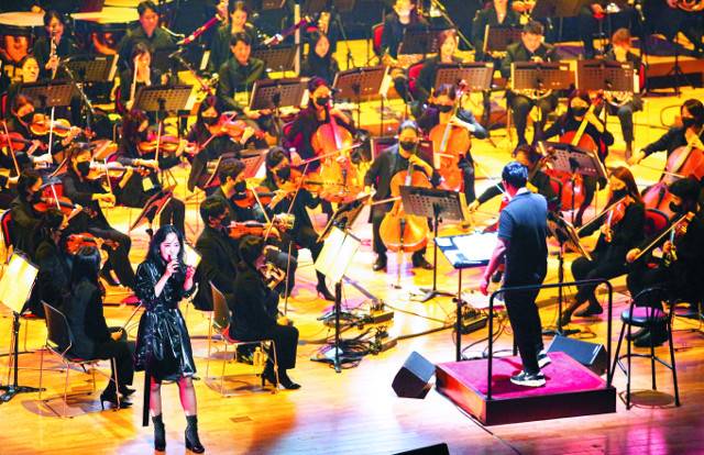 지난 5월 부산 벡스코에서 열린 ‘LoL: 디 오케스트라’ 콘서트 현장. 뮤지컬 배우 김수씨가 열창하고 있다. 라이엇 게임즈 제공