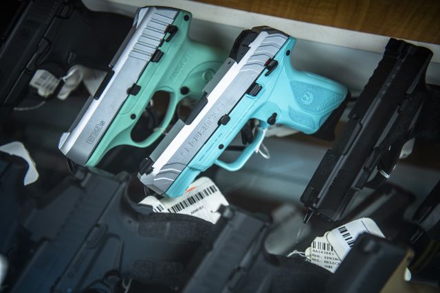 미국 뉴욕의 한 총기판매점에 진열된 권총. AP연합뉴스