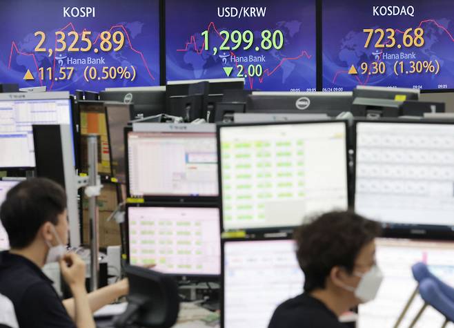 24일 오전 서울 중구 하나은행 본점 딜링룸에서 직원들이 업무를 보고 있다. 사진은 기사와 무관. [사진 출처 = 연합 뉴스]