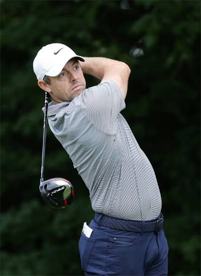로리 매킬로이가 드라이버샷을 한 뒤 공을 바라보고 있다. [AFP = 연합뉴스]