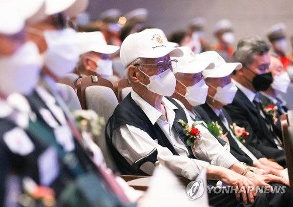 6·25전쟁 제72주년 기념행사 참석한 참전용사들 [사진 출처 = 연합뉴스]