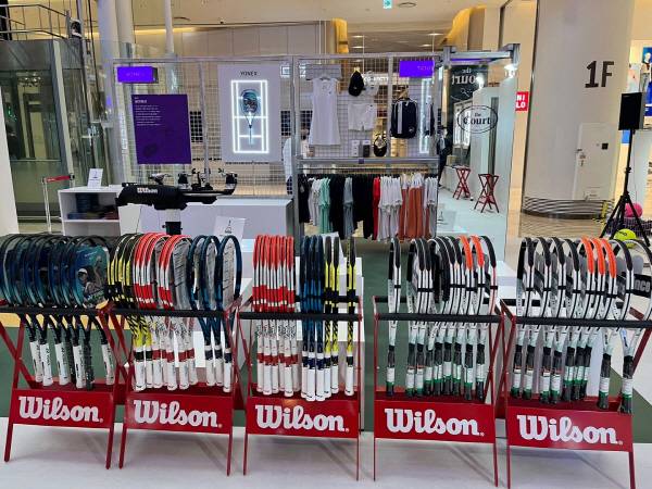테니스 팝업스토어 '더 코트'에 진열된 윌슨의 테니스 라켓. [사진 = 최아영 기자]