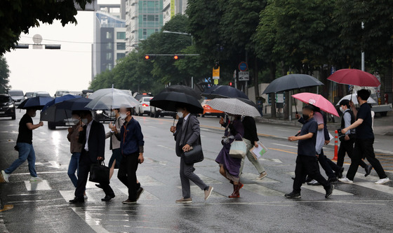 대기불안정으로 비가 오락가락 내리는 지난 9일 오후 서울 서초구 서울중앙지법 인근 횡단보도에서 우산을 쓴 시민들이 발걸음을 재촉하고 있다. /사진=뉴스1