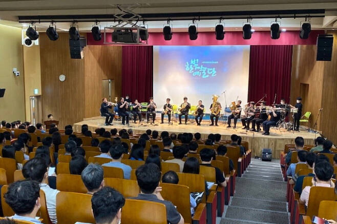 안전보건공단이 23일 공단 대강당에서 시각장애인 공연예술단 한빛예술단을 초청해‘일더하기WE’콘서트를 개최했다./사진=안전보건공단