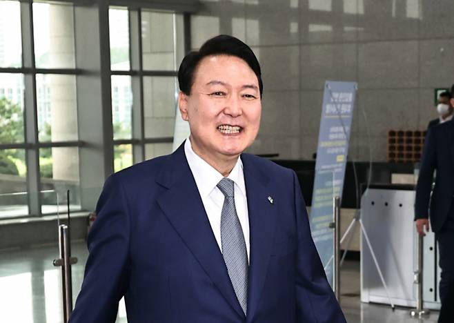 윤석열 대통령이 주 52시간제 개편이 정부 공식 입장이 아니라고 밝혔다. 또 장관 후보자들의 임명을 오는 29~30일 나토 정상회의 이후 판단하겠다고 밝혔다. 사진은 윤 대통령이 24일 오전 용산 대통령실 청사로 출근하는 모습. /사진=뉴스1