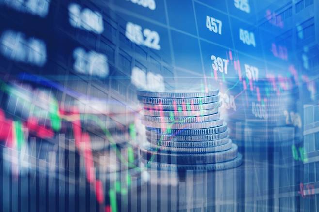 국내·외 증시 약세장이 이어지는 가운데 이달 들어 국내와 미국 증시에서 개인투자자가 가장 많이 베팅한 종목에 삼성전자와 테슬라가 이름을 올렸다. 하지만 이들 종목 모두 부진한 흐름을 보이면서 개인투자자들의 시름이 깊어지고 있다./사진=이미지투데이