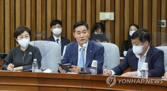 신원식(가운데) 국민의힘 의원이 24일 오전 국회에서 열린 현안점검회의에서 발언하고 있다. 연합뉴스