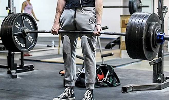 반스·컨버스는 헬스장에서 웨이트트레이닝 때 신는 운동화로 인기다.