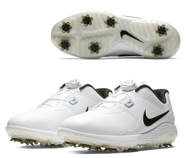 스파이크 돌기가 있는 나이키 골프화