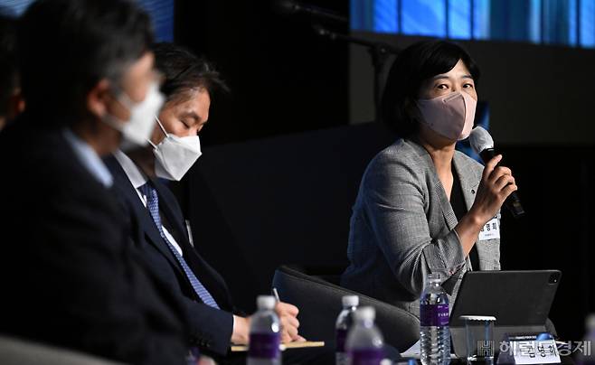 23일 서울 중구 소공동 더플라자 호텔에서 열린 ‘헤럴드 금융포럼 2022’에서 김명희 신한금융지주 CDO가 토론에 참석해 발언하고 있다. 임세준 기자